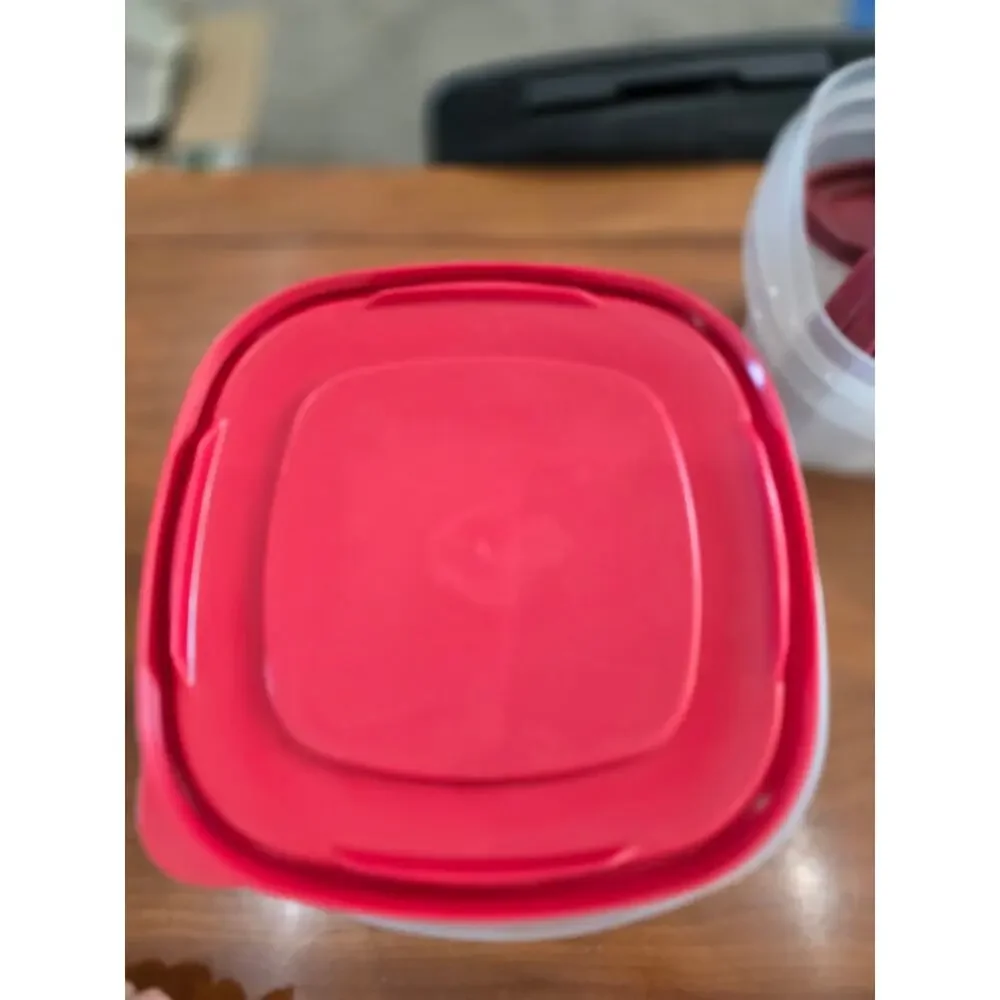 Rubbermaid 14 cups. Servin Saver Square Container w/Easy Find Red Lid